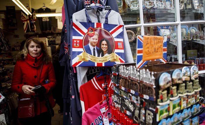 Para wisatawan melihat souvenir Pangeran Inggris Harry dan tunangannya aktris AS Meghan Markle di sebuah toko di Windsor, London barat pada 1 April 2018. Pangeran Harry dan Meghan Markle akan menikah pada 19 Mei di Gereja St George Kastil Windsor.(foto:tolga akmen / AFP )