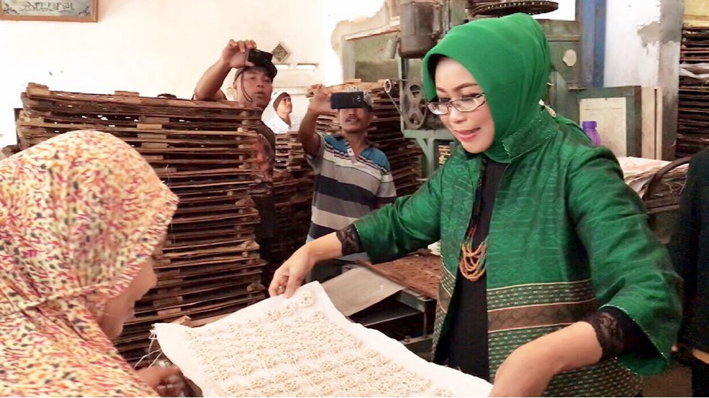 Fatma Saifullah Yusuf mendatangi sentra produksi kerupuk di Sidoarjo. Daerah yang dituju adalah Desa Janti dan Desa Telasih, Kecamatan Tulangan, serta Desa Rejeni di Kecamatan Krembung, Senin, 2 April 2018. (Foto: Istimewa)