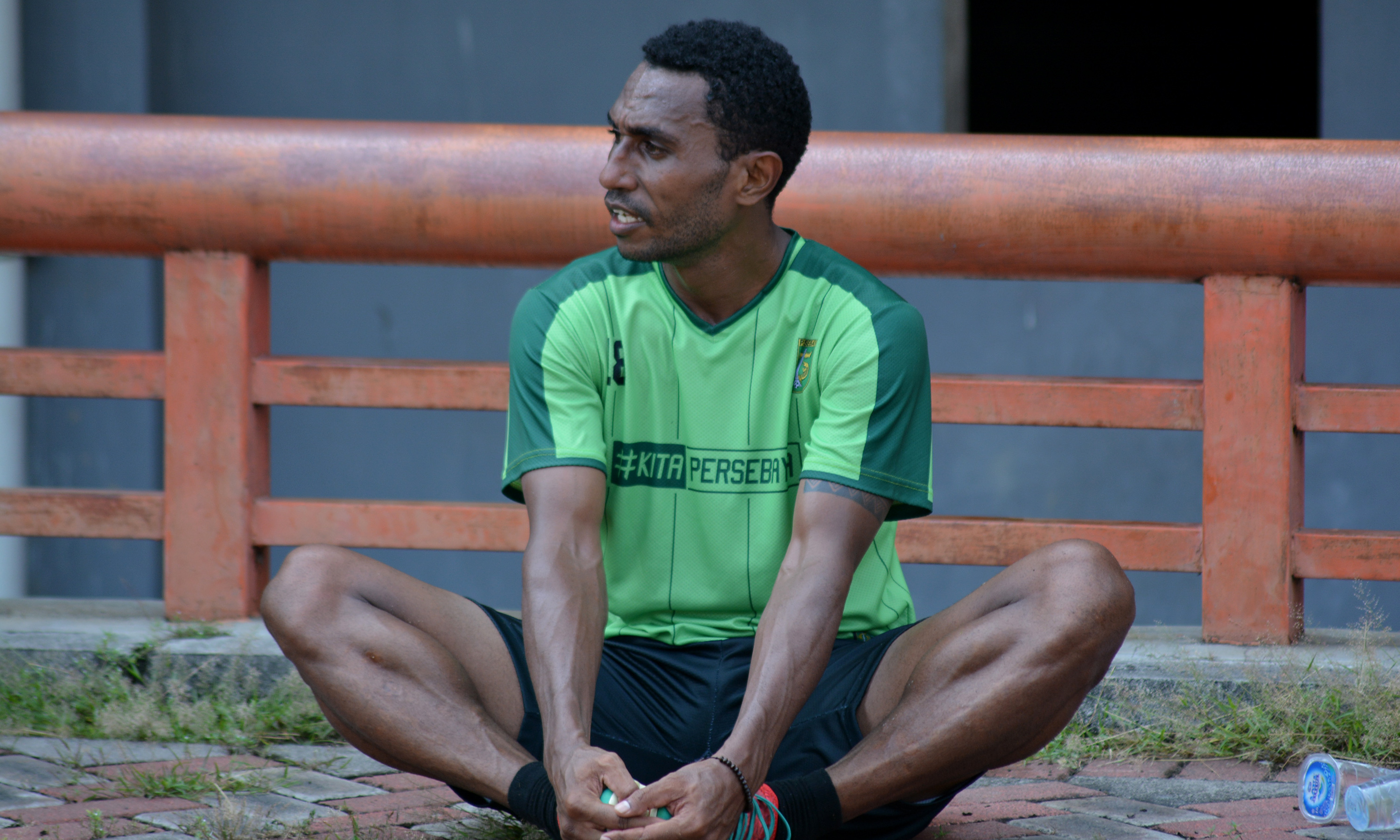 Pemain Persebaya, Izaac Wanggai saat ikuti latihan tim Persebaya. (foto: hrs/ngopibareng)
