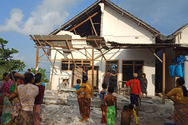 Rumah warga Dusun/Pulau Mamburit, Desa Kalisangka, Kecamatan Arjasa yang rusak akibat angin puting beliung, Selasa 3 April. (Foto: BPBD Sumenep)