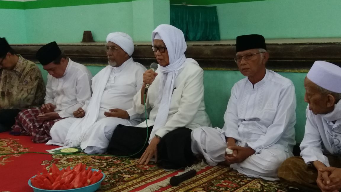 RESAH: Rais Syuriah PWNU Jatim KH Anwar Manshur bersama para kiai dan ulama di PWNU Jatim. (foto:ngopibareng.id)