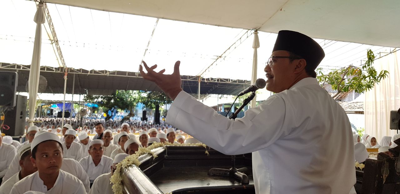 Gus Ipul ikut dan hadir dalam Majelis Dzikir Maulidurrosul Muhammad SAW, Jemaah Al Khidmah, di Pesantren Roudhotul Mutaallimin, Wonosalam Wanar, Pucuk, Lamongan, Selasa, 3 April 2018. (Foto: Istimewa)
