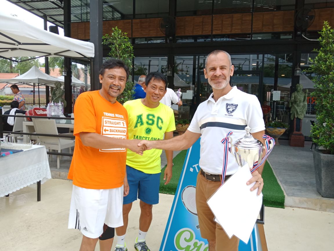 (Dari Kiri) Andi Mallarangeng, Hasbullah Tahir, dan penyelenggara Internasional Tennis Federation (ITF).