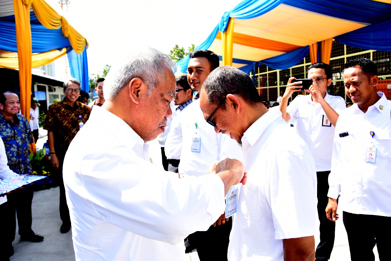 Menteri PUPR Basuki Hadimuljono bersama pekerja konstruksi Bimbingan Teknis Beton Pracetak Prategang Konstruksi Jalan Layang. (Foto: Istimewa)