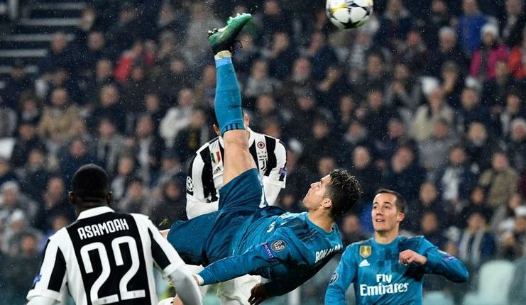 Tendangan salto Ronaldo yang membuat heboh jagad sepakbola. foto;afp