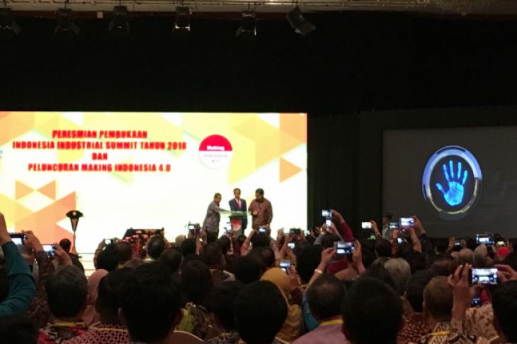 Presiden Joko Widodo, Menko Perekonomian Darmin Nasution dan Menteri Perindustrian Airlangga Hartarto meresmikan Making Indonesia 4.0 di Jakarta, Rabu. (Foto: Antara) 