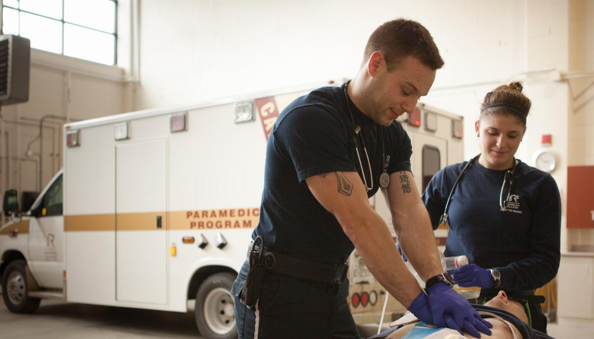 Ilustrasi petugas paramedis sedang menangani seorang pasien. (Foto: Cambrian College) 