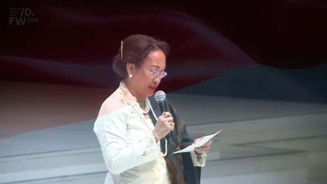 Sukmawati Soekarnoputri saat membacakan puisinya di Indonesia Fashion Week. (Foto; Youtube)