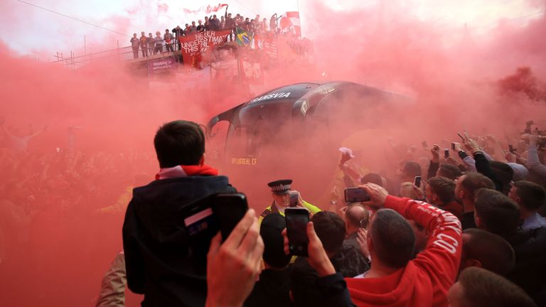 Suasana teror bus yang sering dilakukan pendukung Liverpool kepada tim tamu.