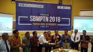 Konferensi Pers Panitia Lokal 50 SBMPTN di Universitas Airlangga, Surabaya (foto: suarasurabaya)