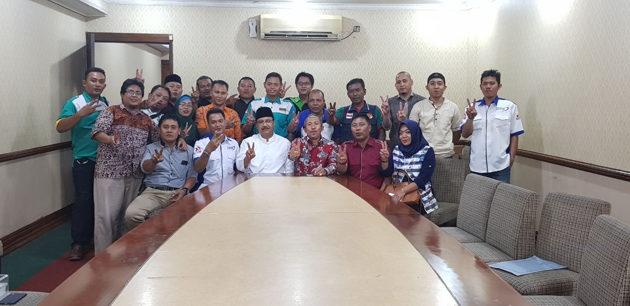 Gus Ipul bersama Konfederasi Serikat Pekerja Seluruh Indonesia (KSPI) dan Federasi Serikat Pekerja Metal Indonesia (FSPMI), di Surabaya, Kamis, 5 April 2018.