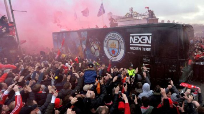 Penyerangan suporter Liverpool dengan melempari botol bus Manchester City. 