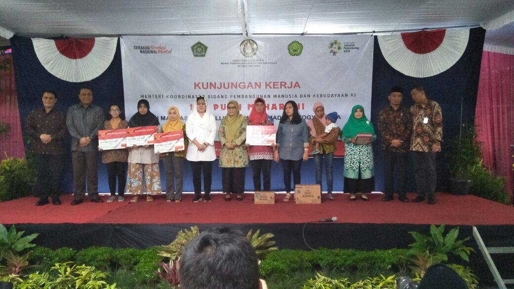 KUNJUNGAN: Puan Maharani dalam kunjungan Madrasah Mu'allimaat Muhammadiyah Yogyakarta. (foto: ist) 