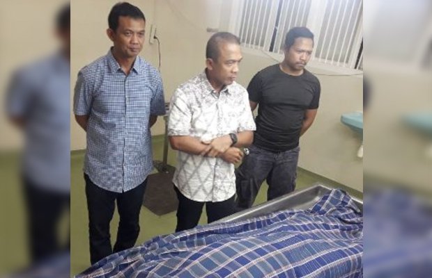 Kapolrestabes Surabaya Kombespol Rudi Setiawan saat melihat jenazah buronan rampok Mulyadi. (Foto: Ist)