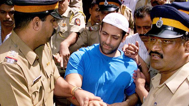 Aktor Bollywood Salman Khan harus mendekam di penjara karena kasus perburuan liar yang ia lakukan.