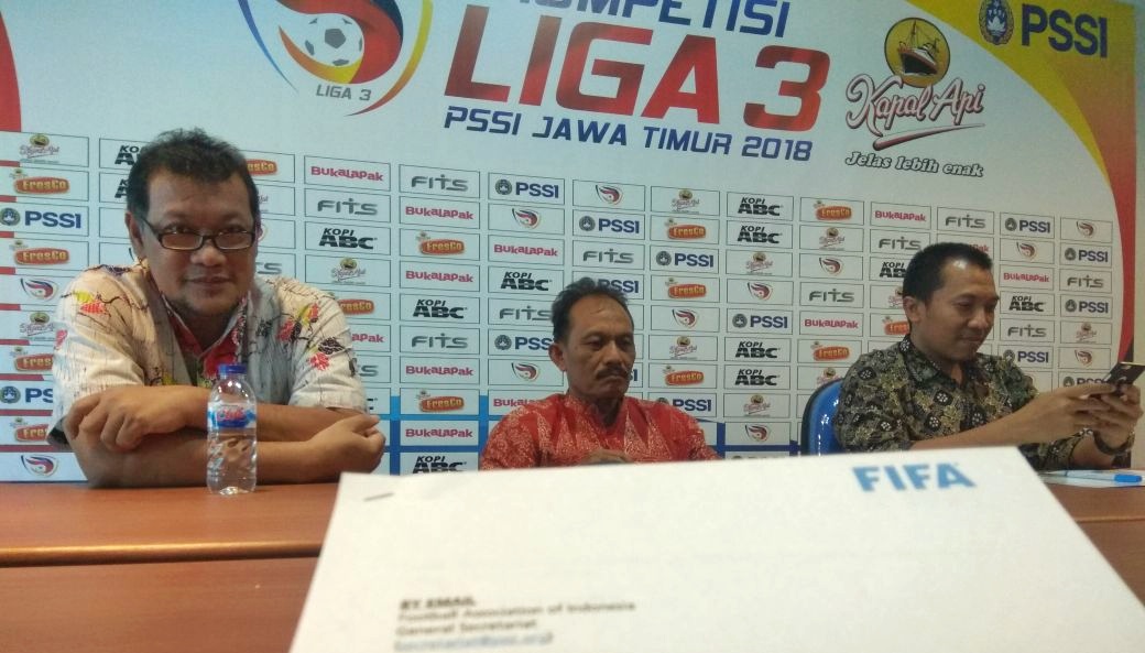 Asprov Pssi Jatim saat memberikan keterangan terkait pengurangan poin tim Liga 3 Deltras Sidoarjo yang mendapatkan sanksi dari FIFA. (foto: ngopibareng) 