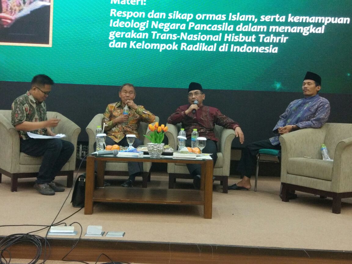 BICARA: KH Yahya Cholil Staquf, bersama Irjenpol (Purn) Drs. Ansyaad Mbai (mantan Ketua BNPT), dan Dr  Ainur Rofiq Al-Amin, di UINSA Surabaya. (foto: ngopibareng.id).