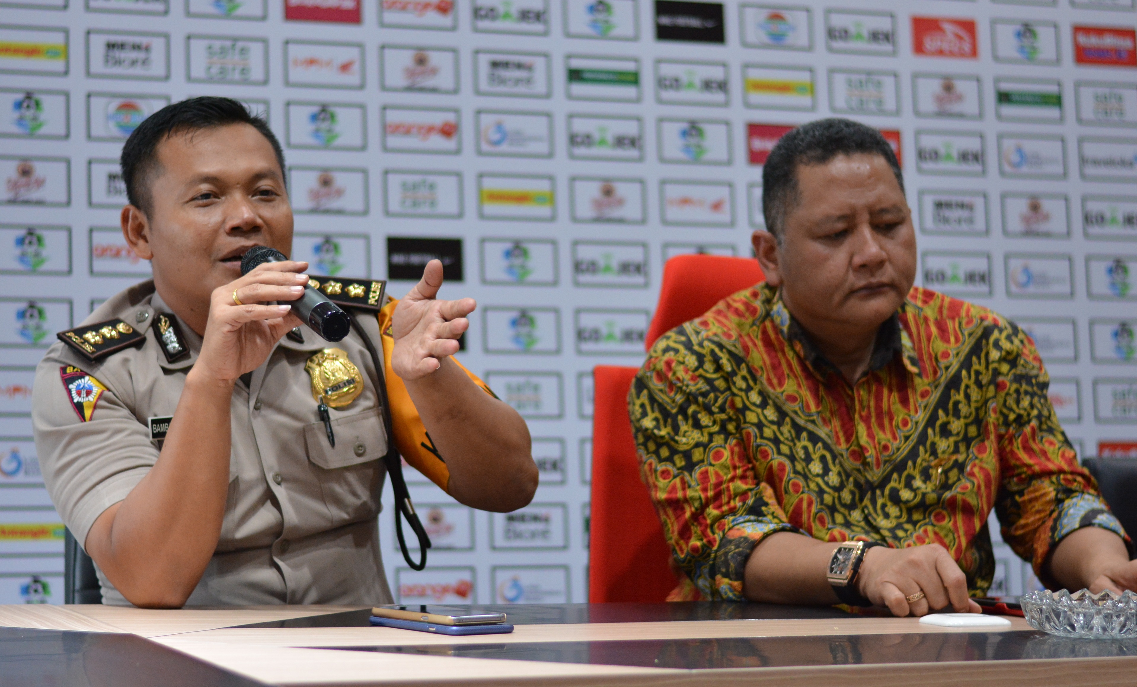 Kabag Ops Polrestabes Surabaya, AKBP Bambang S Wibowo (kiri) bersama ketua pelaksana pertandingan Persebaya, Wisnu Sakti Buana, Jumat 6 April 2018. (foto: hrs/ngopibareng)