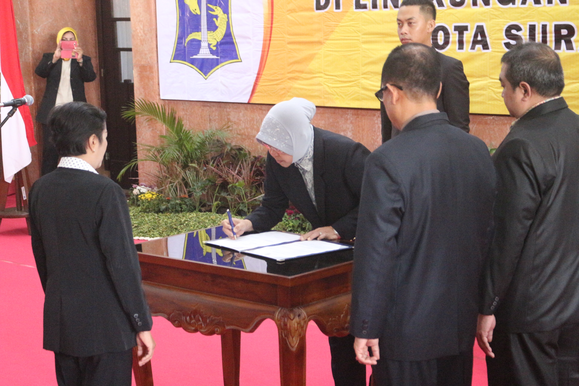 Risma saat melantik pejabat di lingkungan Pemerintah Kota Surabaya, Jumat, 6 April 2018. 