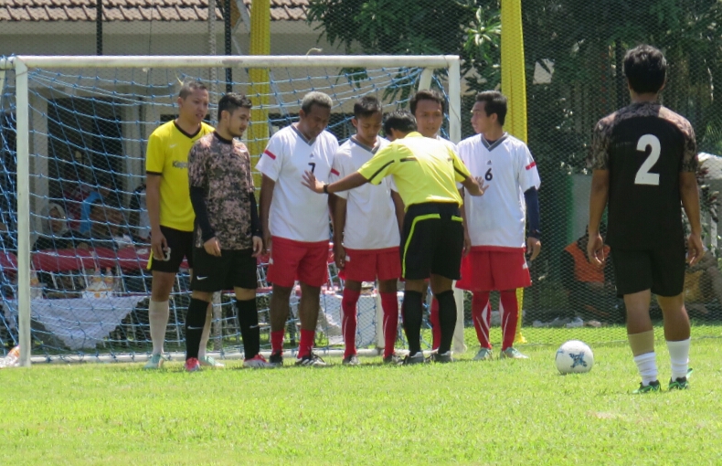 Wasit mengatur para pemain dari  tim kejaksaan di Piala Kejati Jatim. Foto:ngopibareng/tom  