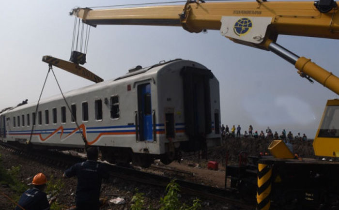 Proses evakuasi kereta api Sancaka yang semalam mengalami kecelakaan. (Foto: Antara)