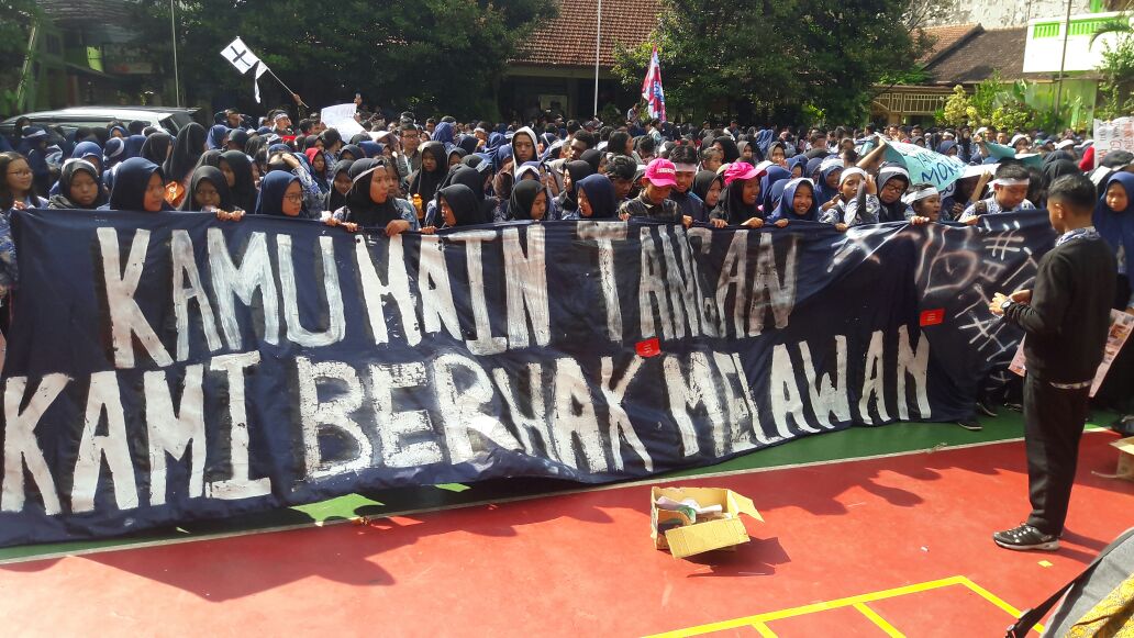 Ribuan murid SMA Negeri 2 Malang, Jawa Timur melakukan aksi demo untuk melengserkan kepala sekolahnya.