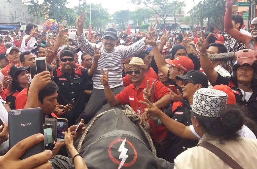 Gus Ipul menghadiri peringatan HUT ke-45 PDIP, di Stadion 10 Nopember, Tambaksari, Kota Surabaya, Minggu, 8 April 2018.