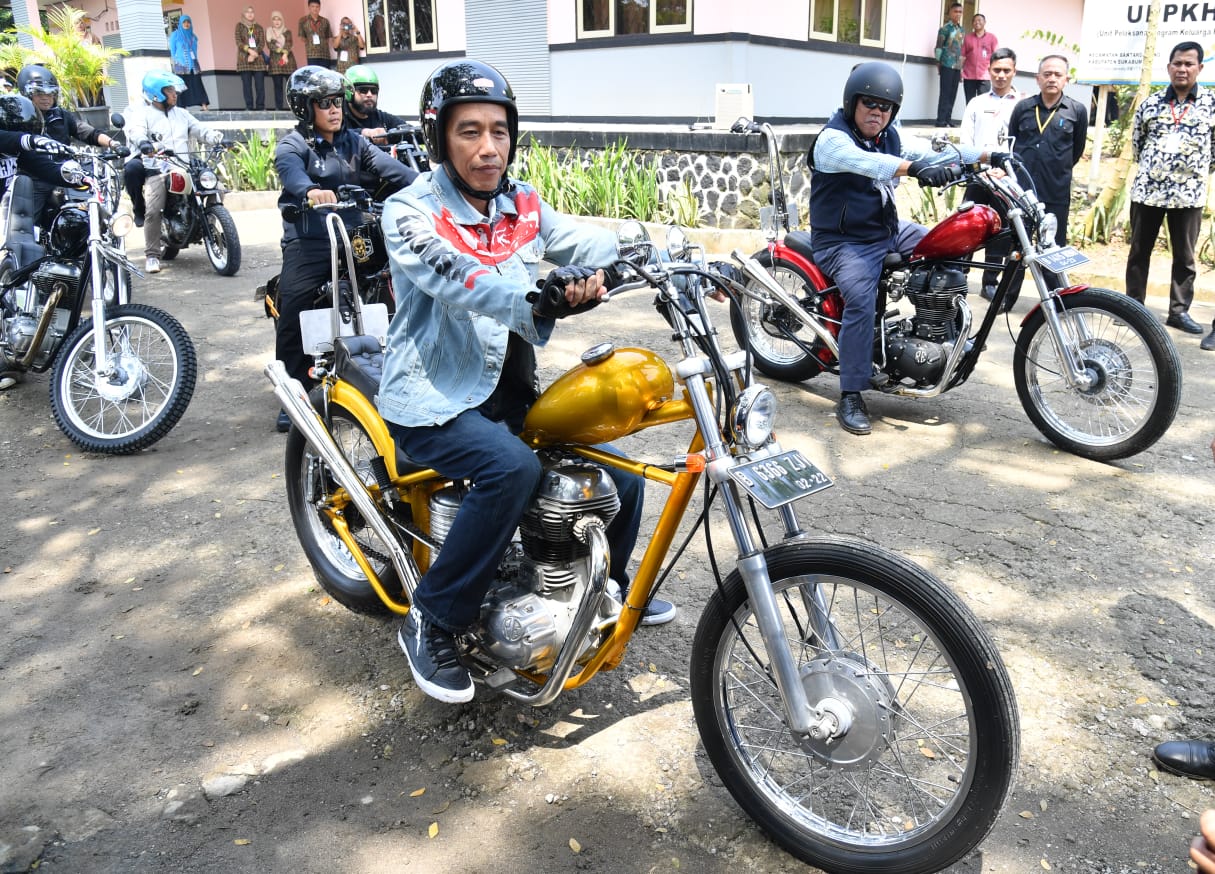 Presiden Jokowi dengan motor uniknya saat meninjau proyek padat karya bersama Menteri Basuki. (Foto2 Biro Pers/Setpres)