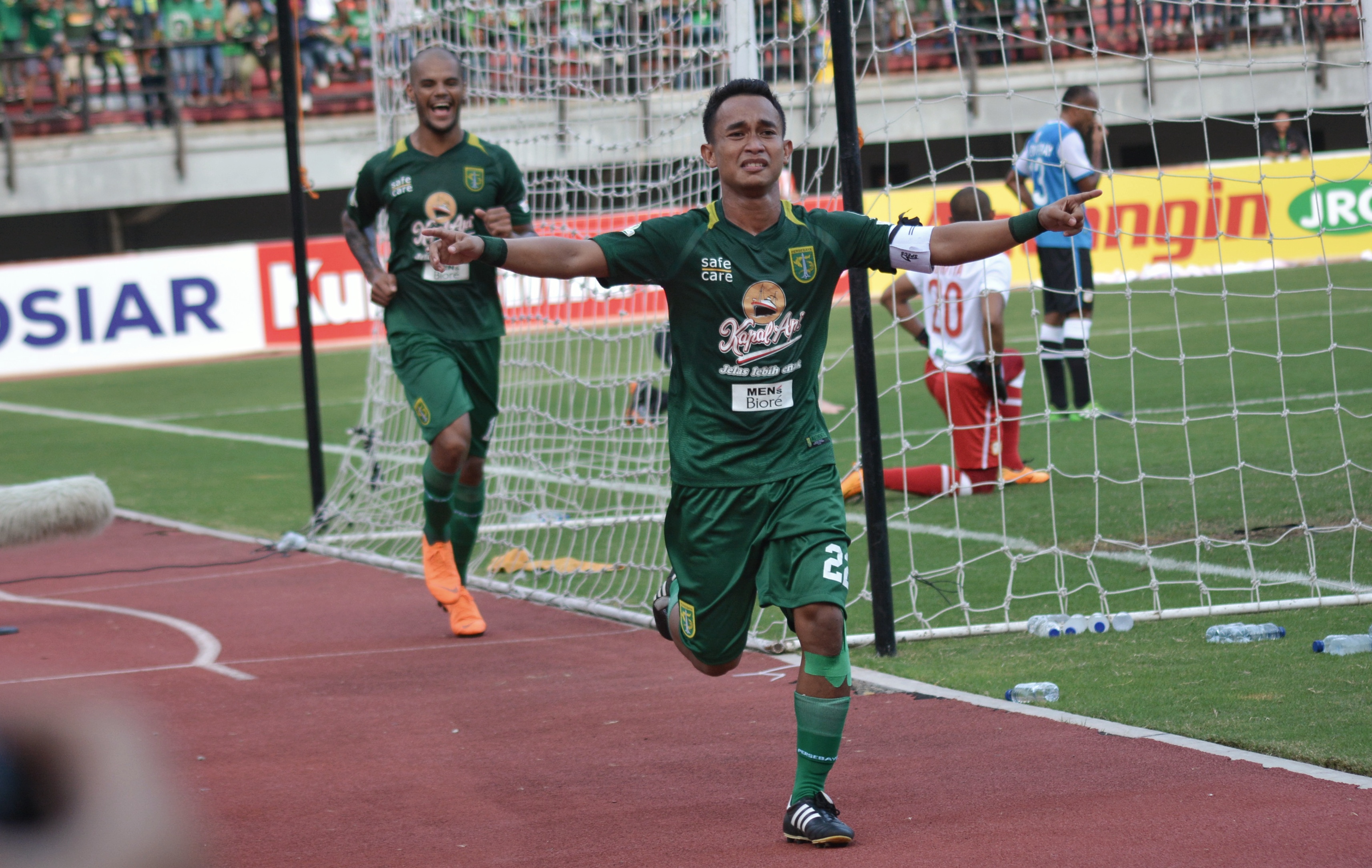 Pemain Persebaya, Abu Rizal saat selebrasi golnya ke gawang Barito Putera, Minggu 8 April 2018. (foto: hrs/ngopibareng)