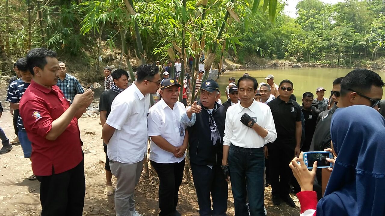 Presiden Jokowi saat mengunjungi Proyek Padat Karya Tunai di Kabupaten Sukabumi, Jabar. (foto istimewa)