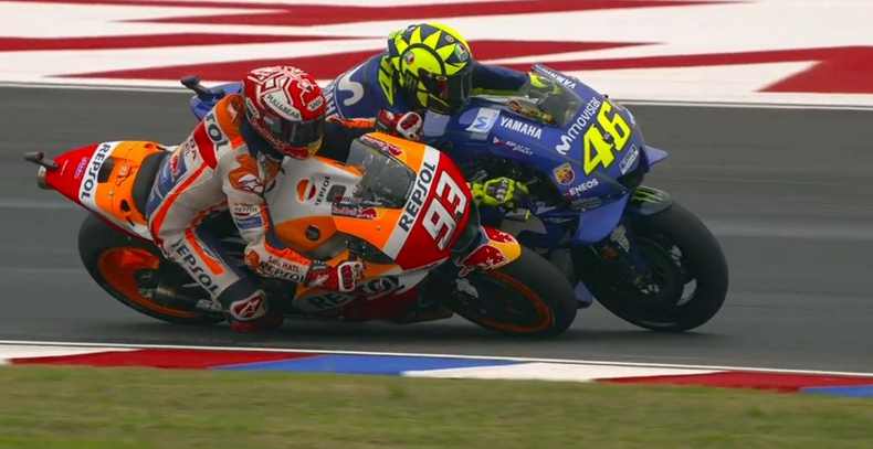Detik-detik Marquez saat menabrak Rossi, dini hari tadi. foto:motogp