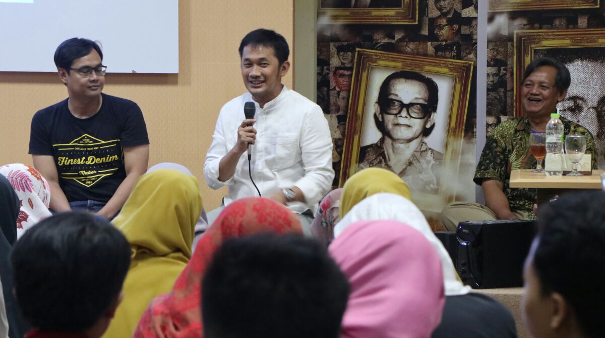 NOBAR: Hanung Bramantyo pada acara nonton bareng digelar Pimpinan Pusat Nasyiatul Aisyiyah (PP NA). (foto: ist)