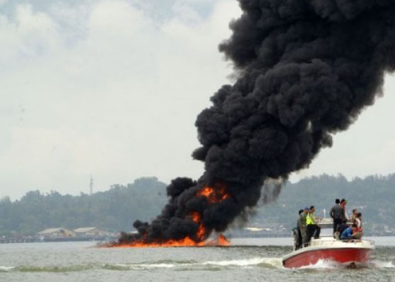 Sebuah kapal mendekati lokasi pertama kali munculnya api di perairan Teluk Balikpapan, Kalimantan Timur, Sabtu 31 April lalu. (Foto: Antara)