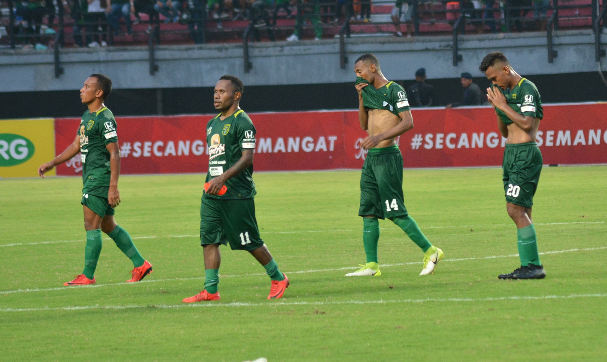Pemain Persebaya dari kiri: Irfan Jaya, Ferinando Pahabol, Ruben Sanadi dan Osvaldo Haay, usai bertanding lawan Barito Putera. (foto: hrs/ngopibareng)