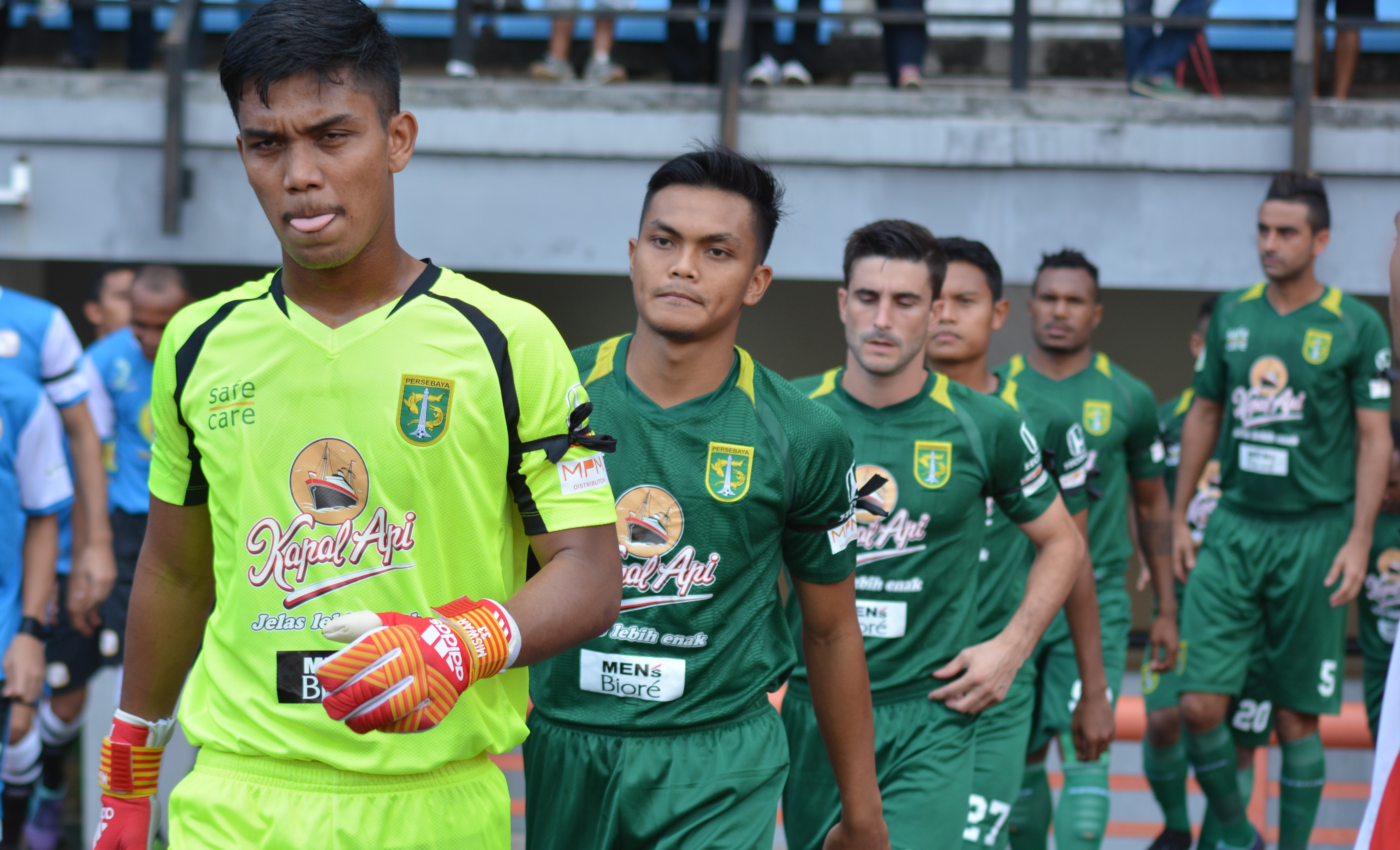Pemain Persebaya Rachmat Irianto (dua dari depan) dipastikan absen selama 14 pertandingan Persebaya di Liga 1, akibat cedera. (foto: hrs/ngopibareng)