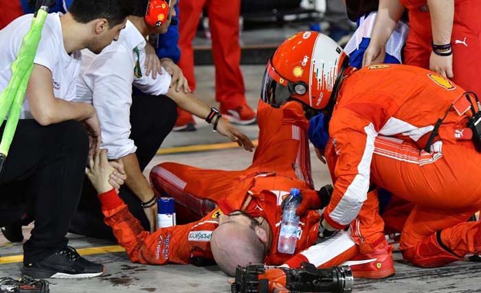 Mekanik Ferrari Francesco Cigarini tergelatk dan mendapat bantuan dari rekan-rekannya usai terlindas kendaraan  Kimi Raikkonen dalam Grand Prix Bahrain, Minggu 8 April 2018 kemarin. (foto:rt news/reuters)