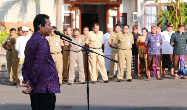 Pjs Bupati Klungkung, I Wayan Sugiada, mengumumkan tiga aparatur sipil negara (ASN) di kabupaten setempat menerima sanksi moral, karena tidak netral dalam hajatan Pemilihan Kepala Daerah (Pilkada). (Foto; Antara)