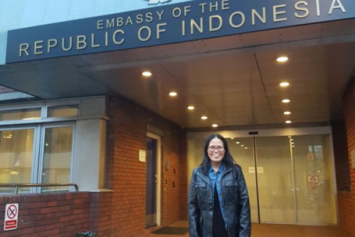 Tenaga Kerja Wanita (TKW) Parinah, yang 18 tahun di Inggris tanpa kontak dengan keluarganya di Indonesia, saat berada di Kedutaan Besar Republik Indonesia (KBRI) London, Kerajaan Inggris, Jumat 6 April 2018. (Foto: twitter.com/KBRILondon)