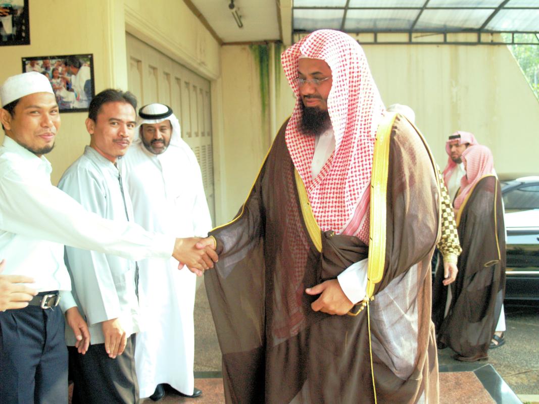 Syekh Saud Al-Shuraim, salah satu imam Masjidil Haram Mekah. (Foto: Middle East Monitor)