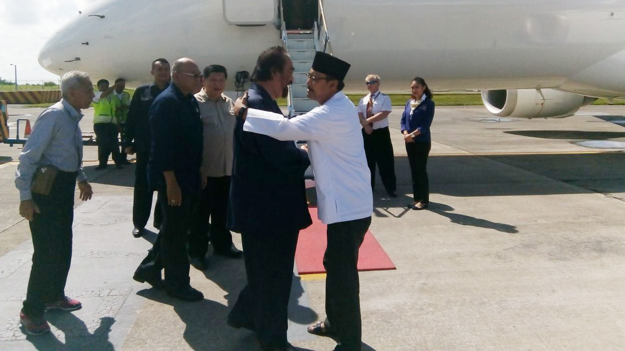 Gus Ipul bertemu dengan Ketua Umum Partai NasDem Surya Paloh, di Terminal 1 Bandara Juanda, Senin, 9 April 2018.