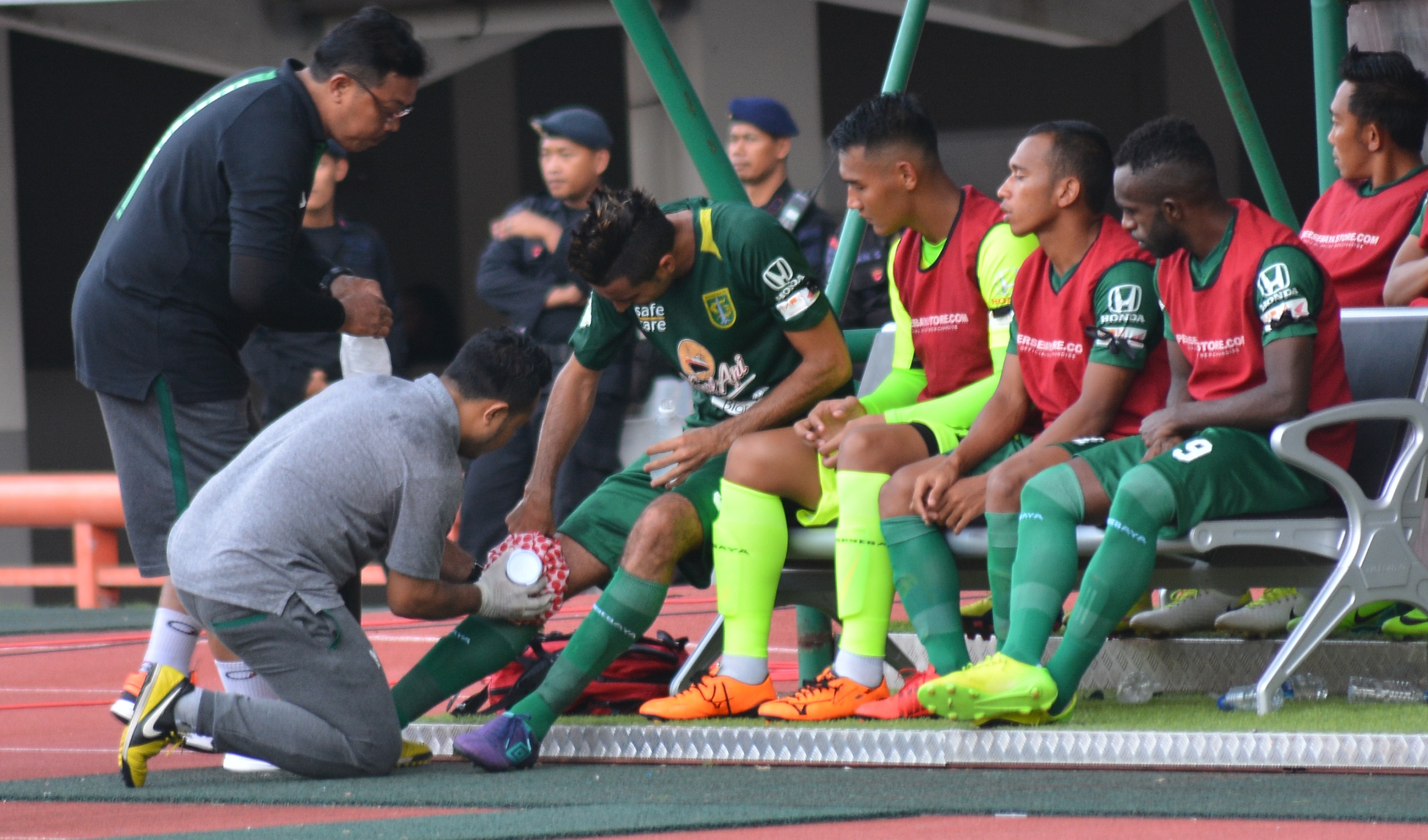 emain Persebaya, Otavio Dutra yang kini diterpa cidera di bagian lutut pasca bertanding melawan Barito Putera, Minggu 8 April 2018. (foto: hrs/ngopibareng)