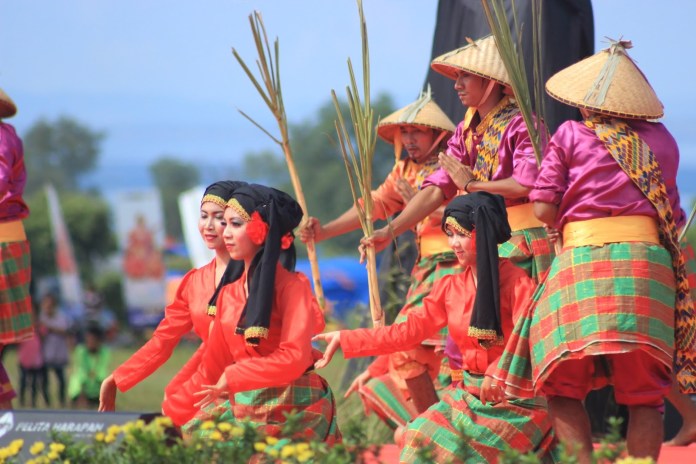 Warna lokal, tarian lokal, menggugah Festival Tambora 2018. foto:kemenpar