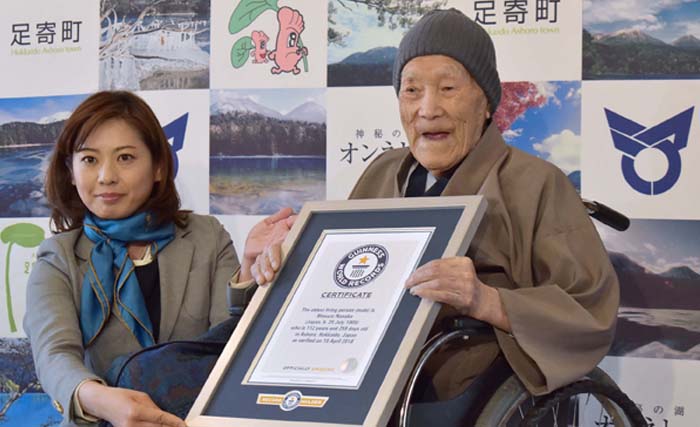 Masazo Nonaka (kanan) yang berusia 112 tahun menerima sertifikat perempuan tertua di dunia yang masih hidup dari Guinness World Records yang diserahkan Erika Ogawa, wakil presiden Guinness World Records Jepang di Ashoro, hari Selasa 10 April 2018 kemarin. Nonaka lahir pada 25 Juli 1905. (afp/jiji press)