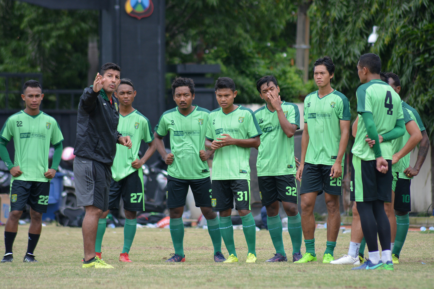 Pelatih Persebaya, Alfredo Vera (jaket hitam) saat memberikan intruksi ke para pemainnya jelang hadapi PS TIRA. (foto: hrs/ngopibareng)