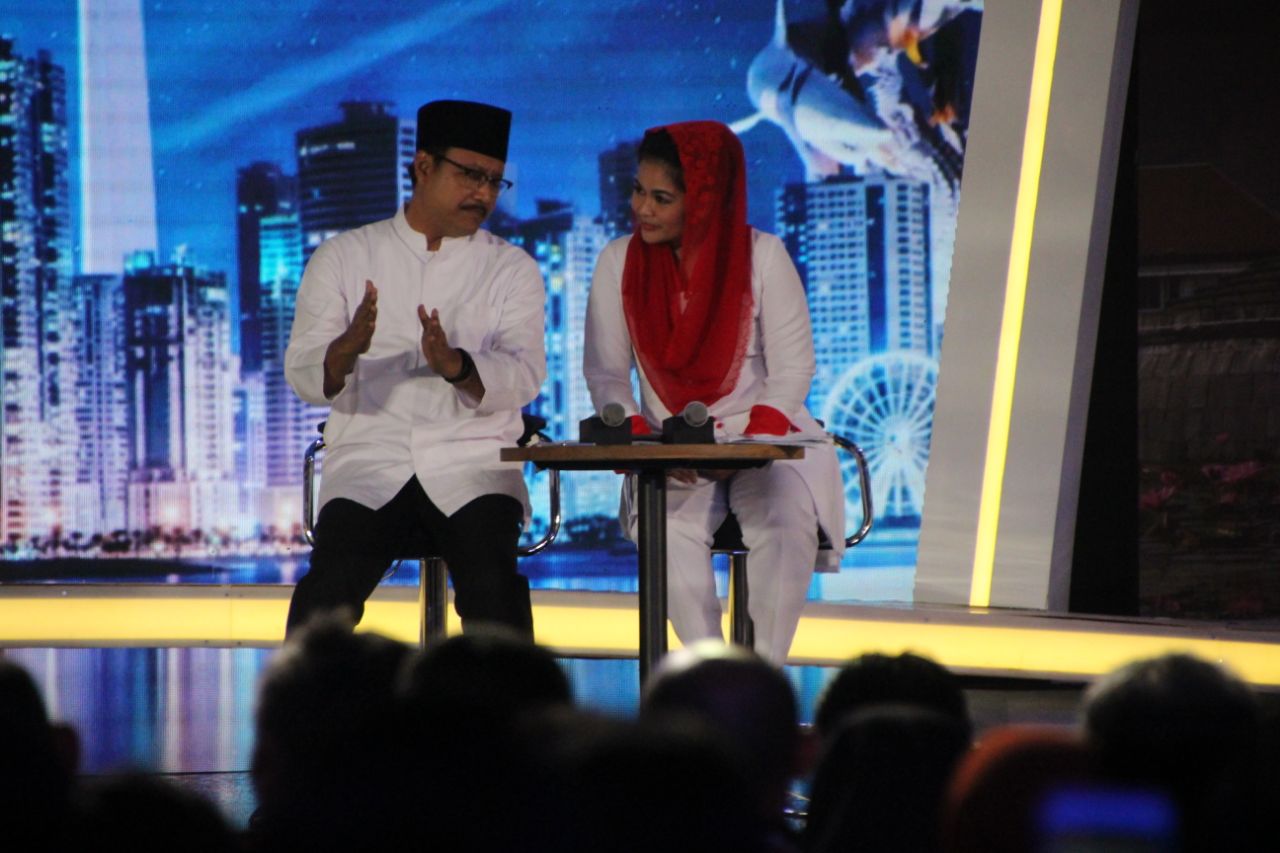 Pasangan nomor urut 2, Gus Ipul - Puti Guntur Soekarno saat debat publik perdana Pilgub Jatim, Selasa 10 APril 2018. (Foto: frd/ngopibareng.id)