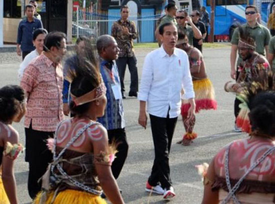 Presiden Joko Widodo saat tiba lokasi acara untuk menyerahkan 3.331 sertifikat tanah kepada masyarakat di Jayapura. Papua, Rabu 11 April 2018 