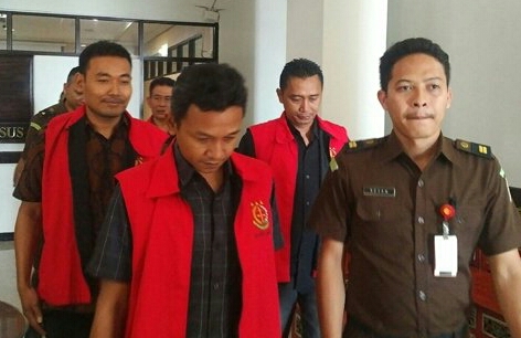 Tiga pejabat koperasi PD Pasar Surya saat menuju tahanan Kejati Jatim.