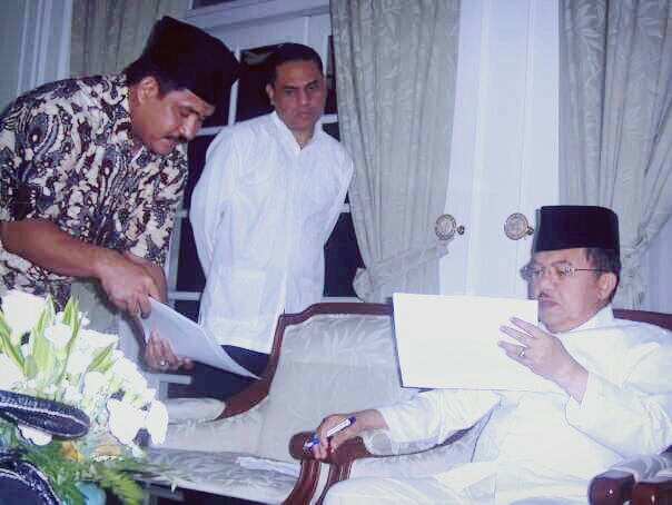 Foto ini dijepret sekitar awal Ramadhan, 12 September 2007. Tepatnya di ruang tengah kediaman Wakil Presiden Jalan Diponegoro Jakarta Pusat.
