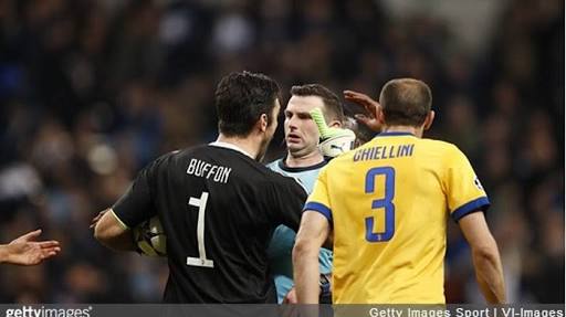 Buffon dikartu merah wasit atas tindakannya memprotes secara berlebihan.