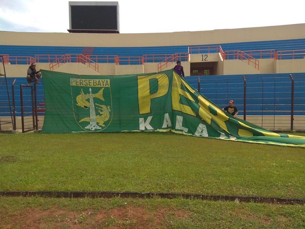 Bonek sudah memasang spanduk besar di Stadion Sultan Agung, Bantul sejak Kamis, 12 April 2018, kemarin